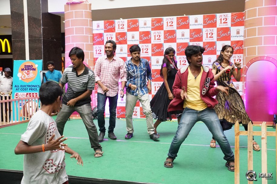 Kerintha-Movie-Team-at-Manjeera-Mall-Kukatpally